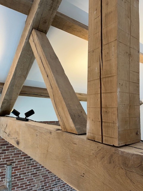 Spots op houten balken detail