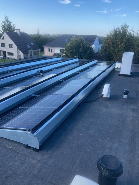 Zonnepanelen installatie plat dak